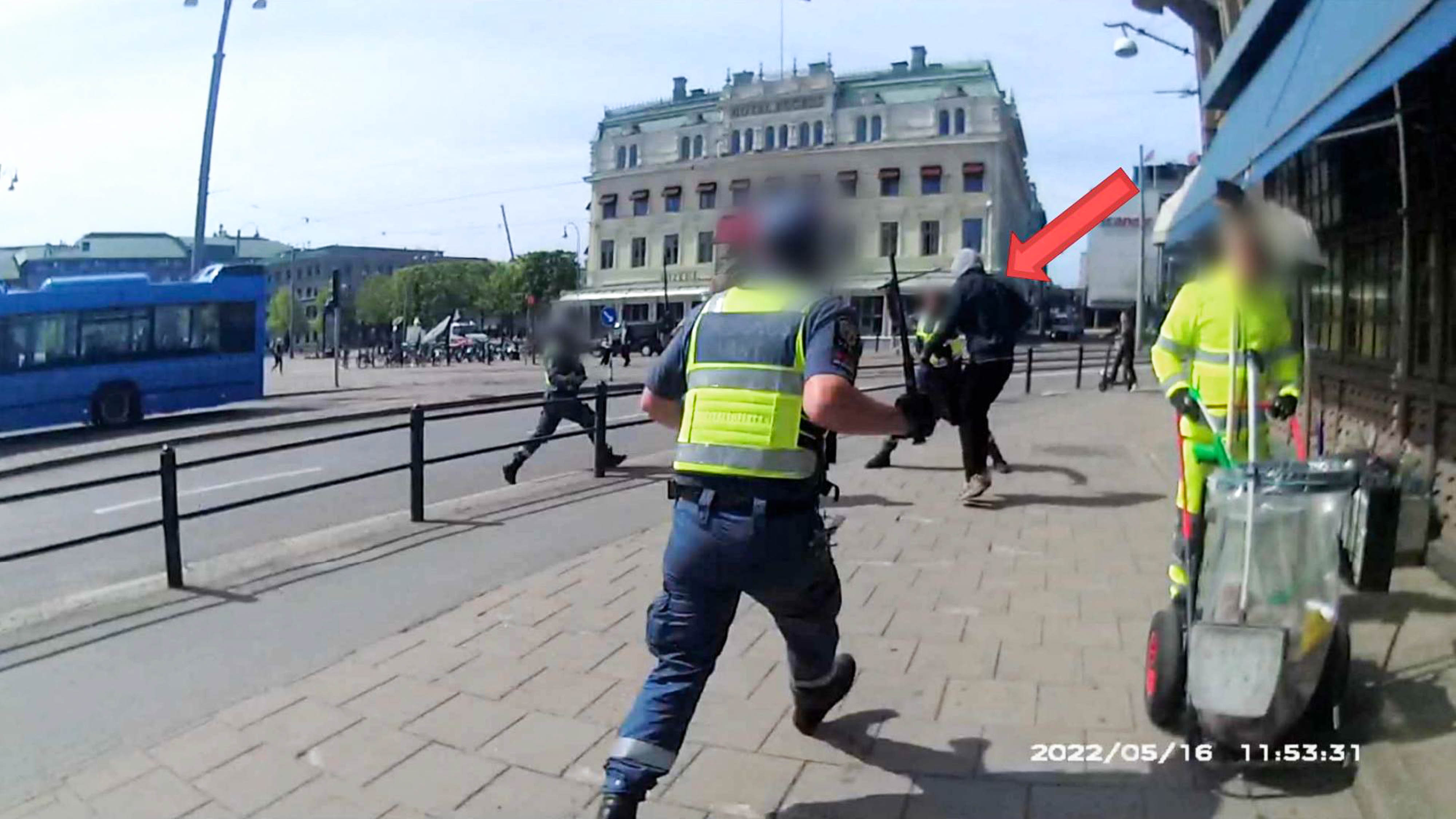 Fyrværkeri mod politiet