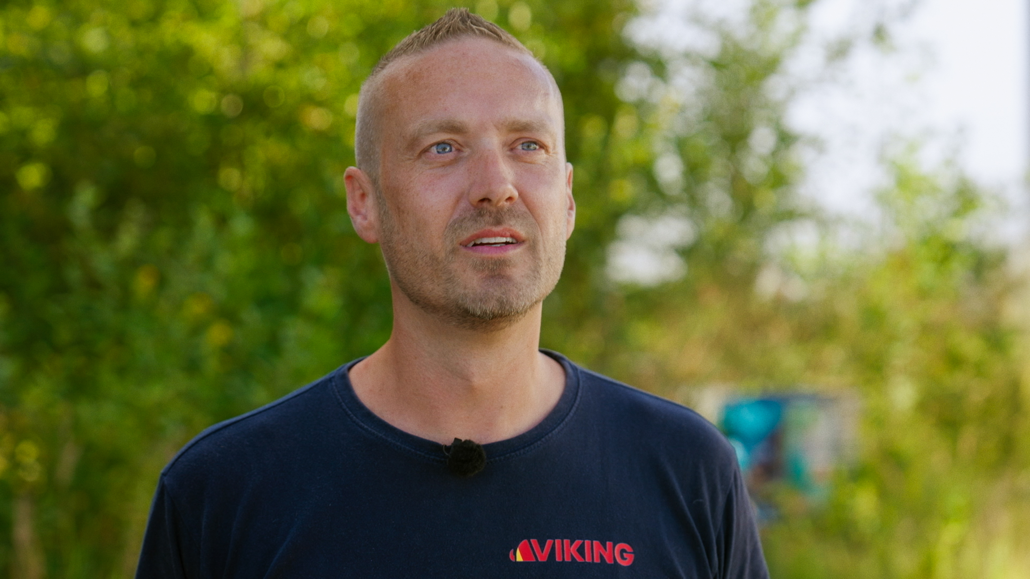 Skraldebil i grøften